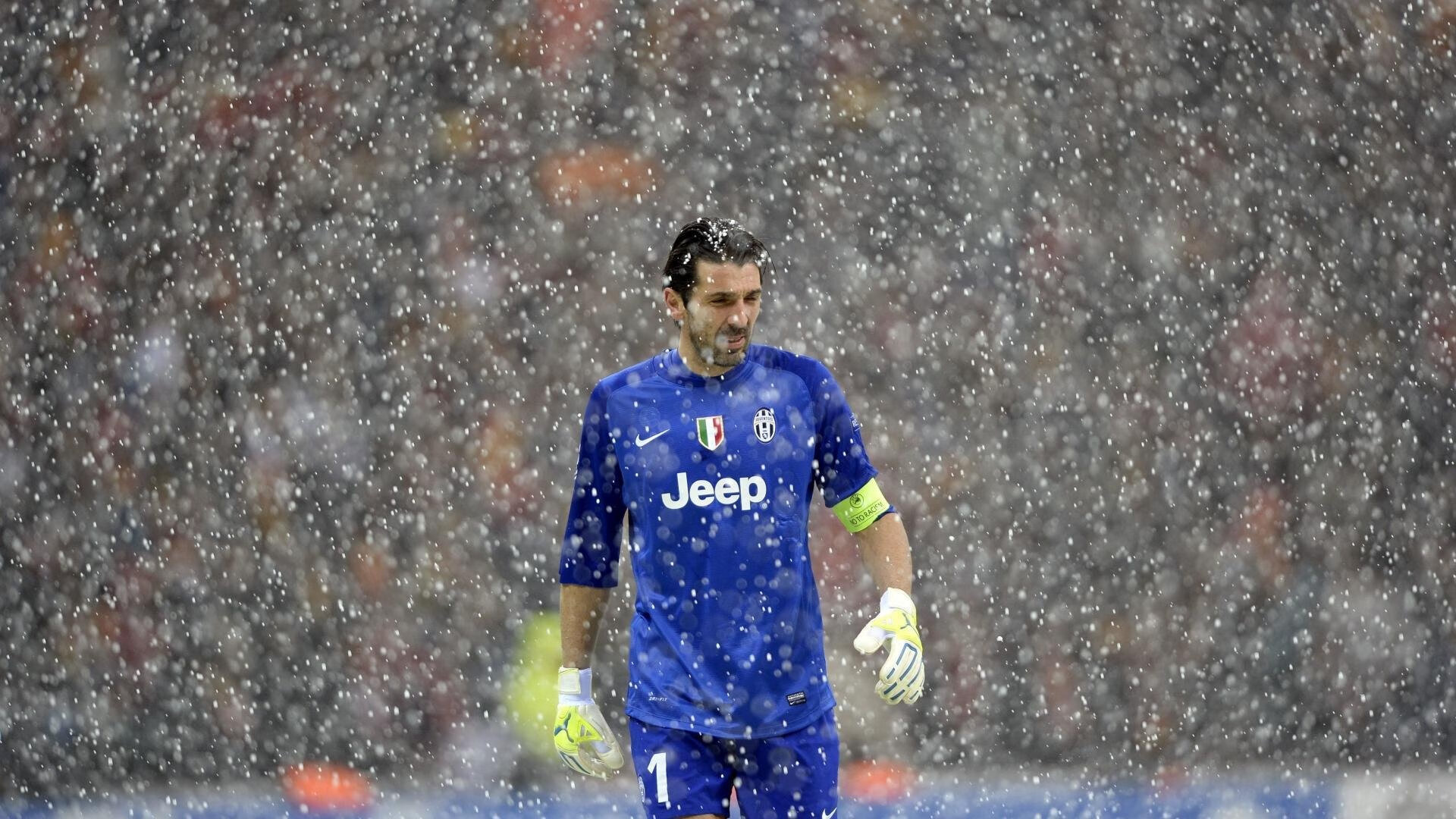 “校园足球日益普及，推动全民健身”，推进校园足球普及