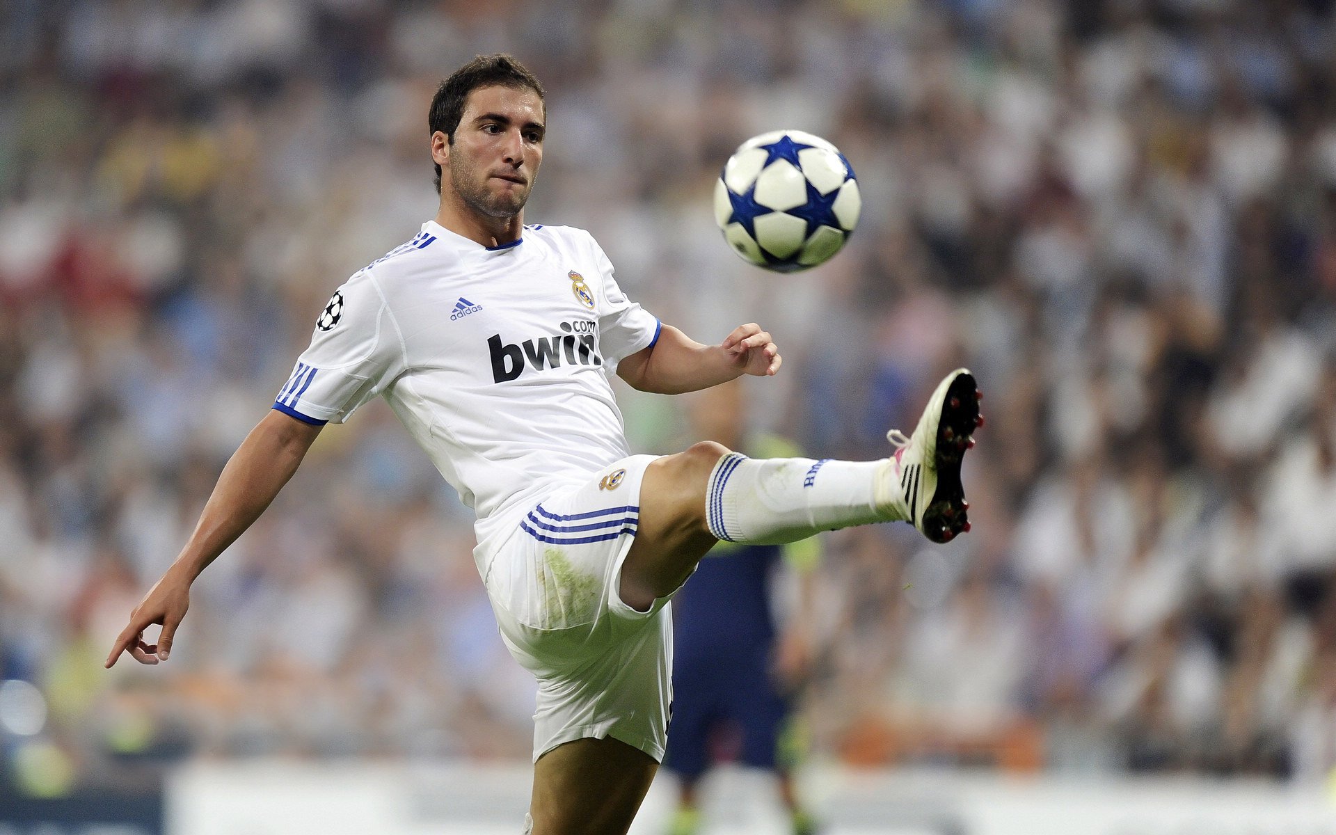 《电竞硬件设备不断创新,专业电竞装备成为趋势》,电竞设备测评