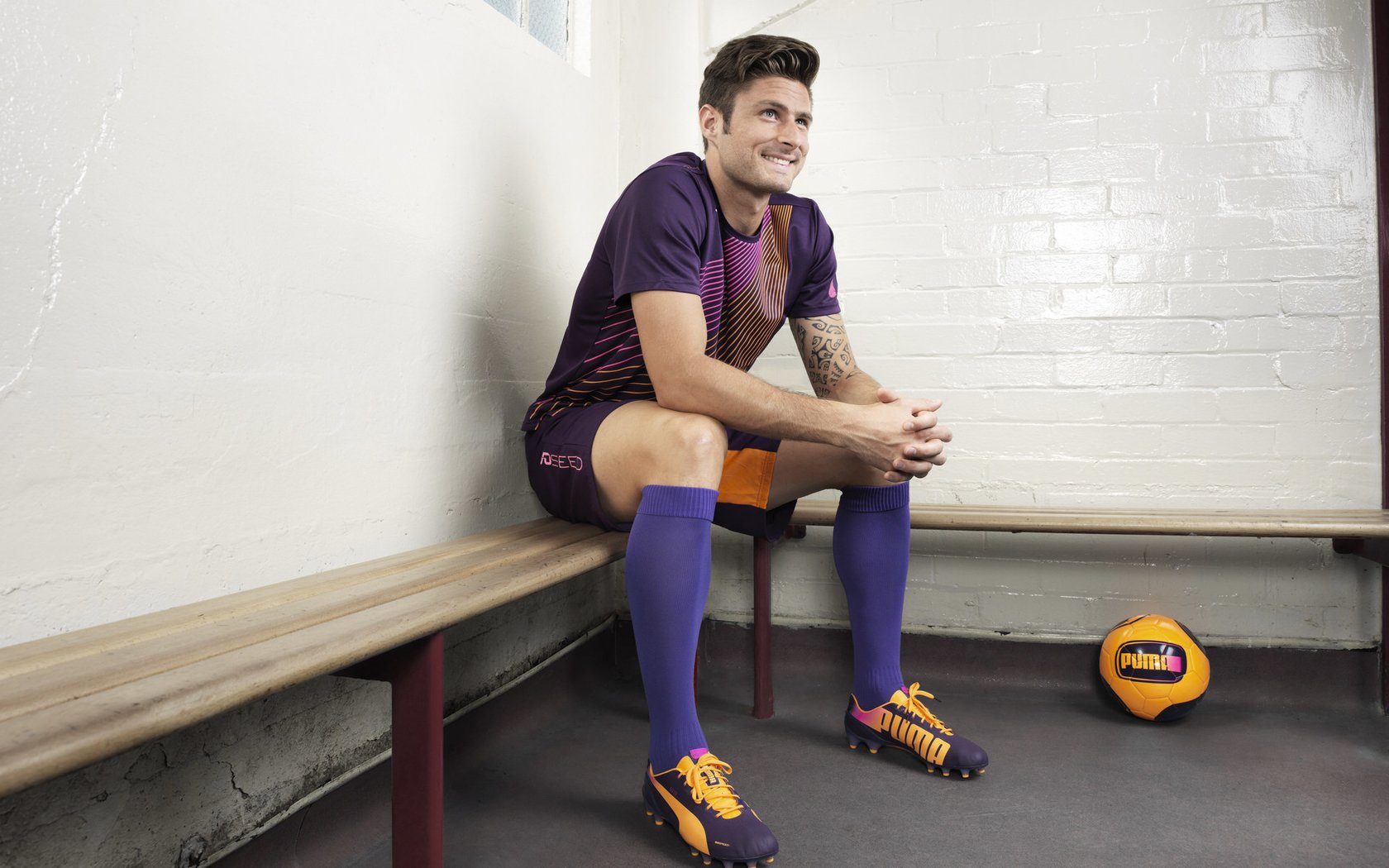 球员转会窗口开启多队动作频繁，球员转会流程